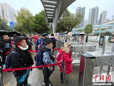 广西柳州公办学校“刷脸”进校 保障学生安全-第1张图片-seo排名网